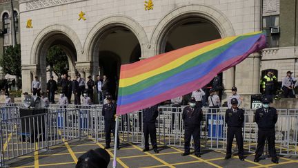 Un militant en faveur du mariage homosexuel tient un drapeau devant la Cour constitutionnelle, à Taipei (Taïwan), le 24 mai 2017. (SAM YEH / AFP)