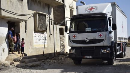 Un camion de la Croix-Rouge au nord de Homs, en Syrie, le 19 septembre 2016. (MAHMOUD TAHA / AFP)