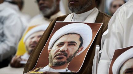 Portrait d'Ali Salman, chef du mouvement d'opposition chiite Al-Wefaq à Bahreïn lors d'une manifestation en juillet 2016 contre son arrestation.
Ali Salman, chef du mouvement d'opposition chiite Al-Wefaq (MOHAMMED AL-SHAIKH / AFP)