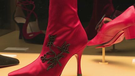 Les escarpins aux semelles rouges de Christian Louboutin sont connus dans le monde entier. Une exposition est consacrée au travail de ce créateur. (France 3)