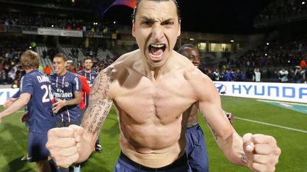 Le footballeur du Paris Saint-Germain Zlatan Ibrahimovic c&eacute;l&egrave;bre le titre de champion de France de Ligue 1 de son &eacute;quipe, &agrave; l'issue du match qui l'opposait &agrave; l'Olympique lyonnais, au stade de Gerland, &agrave; Lyon (Rh&ocirc;ne), le 12 mai 2013. (MAXPPP)