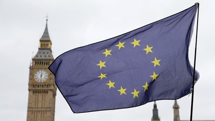 Drapeau européen devant le Parlement à Londres le 29 mars 2017. (TIM IRELAND / XINHUA)