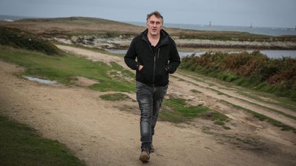 Le musicien Yann Tiersen sur l'île d'Ouessant (Finistère) le 26 septembre 2016 (FREDERIC DUGIT / MAXPPP)