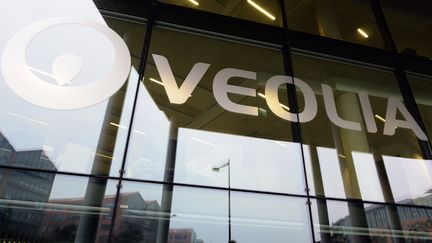 Le logo Veolia sur la facade du siège social à Aubervilliers (Seine-Saint-Denis). (ERIC PIERMONT / AFP)