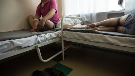 Deux soldats ukrainiens blessés lors de combats avec l'armée russe, soignés à l'hôpital&nbsp;de Dnipro, dans le centre-est de l'Ukraine. (ESTEBAN BIBA / EFE)