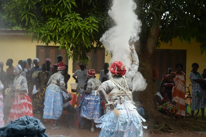 Des komians, prêtresses traditionnelles, lors d'une cérémonie de purification d'une femme veuve à Amélékia le 28 novembre 2018 (SIA KAMBOU / AFP)