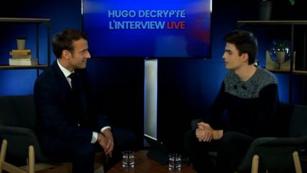 Emmanuel Macron participant à une interview en live sur la chaîne YouTube "Hugo Décrypte". (Capture d'écran - Hugo Décrypte - YouTube)