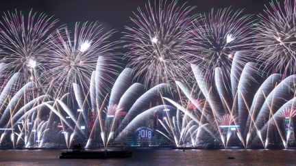 Des couleurs argentées ont recouvert le ciel de Hong Kong (Chine). (DALE DE LA REY / AFP)