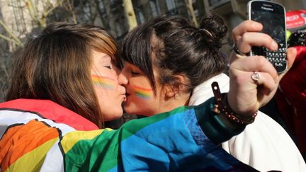 Dans le cort&egrave;ge de la manifestation en faveur du projet de loi pour l'ouverture du mariage aux couples homosexuels, dimanche 27 janvier 2013, &agrave; Paris. (THOMAS SAMSON / AFP)