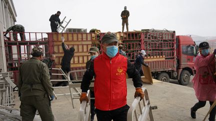 Des travailleurs chinois participent aux travaux pour transformer un immeuble de bureaux en hôpital pour les malades du Covid-19 à Suifenhe, ville chinoise frontalière avec la Russie, le 10 avril 2020. (CHINA DAILY CDIC / REUTERS)