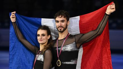 Guillaume Cizeron et sa partenaire Gabriella Papadakis, lors de leur victoire&nbsp;au Grand prix ISU à Turin, le 7 décembre 2019. (MARCO BERTORELLO / AFP)