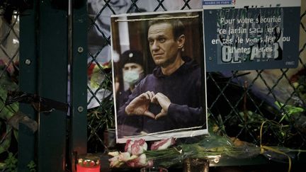 Des fleurs, des bougies et des photos sont déposées sur la place du Trocadero à Paris, le 23 février 2024, en mémoire de l'opposant russe Alexeï Navalny. (LUDOVIC MARIN / AFP)