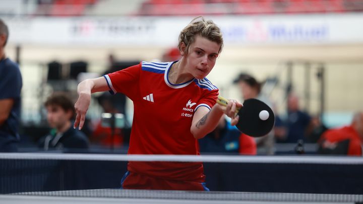 Lucie Hautière (classe 8) en plein match de poules lors du tournoi international de para tennis de table à Saint-Quentin-en-Yvelines, le 9 novembre 2023. (©Rémy GROS / ITTF)