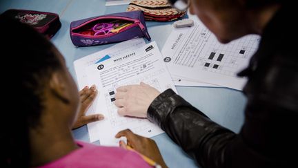 Une élève participe à un cours de remise à niveau (image d'illustration). (MARLENE AWAAD / MAXPPP)