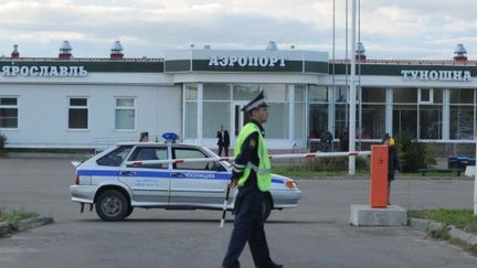 Un officier de police monte la garde devant l'aéroport Tounochna d'Iaroslavl, après le crash d'un Yak-42 (7/9/2011) (AFP / Ria Nvosti / Konstantin Chalabov)