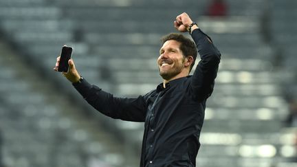 L'entraîneur argentin de l'Atletico Madrid, Diego Simeone, après la qualification de son club en finale de la Ligue des Champions, le 3 mai 2016 à Munich (Allemagne). (CHRISTOF STACHE / AFP)