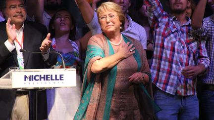 Michelle Bachelet f&ecirc;te sa victoire &agrave; la pr&eacute;sidentielle au Chili, dimanche 15 d&eacute;cembre 2013, &agrave; Santiago. (JULIO WRIGHT / NOTIMEX / AFP)