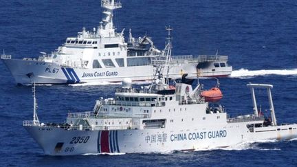 Contrôle serré entre navire chinois et japonais près des îles Senkaku en septembre 2013. (Hiroaki Ono / Yomiuri / The Yomiuri Shimbun)