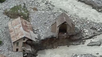 En Isère, le hameau de La Bérarde est par endroits englouti sous les pierres. Celui des Étages est aussi dévasté : sur une vingtaine de maisons, seules trois sont encore occupées. (FRANCEINFO)