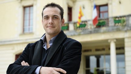 Le maire du Pontet (Vaucluse),&nbsp;Joris H&eacute;brard, pose devant la mairie, le 1er avril 2014.&nbsp; (ANNE-CHRISTINE POUJOULAT / AFP)