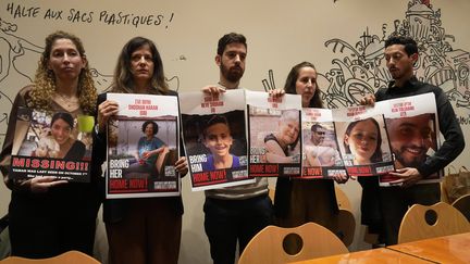 Un portrait d'Elia Toledano brandi par son frère Daniel (à droite) à la mairie de Paris, le 31 octobre 2023, lors d'une conférence de presse de proches de Français disparus après les attaques du 7 octobre menées par le Hamas en Israël. (MICHEL EULER / AP / SIPA)