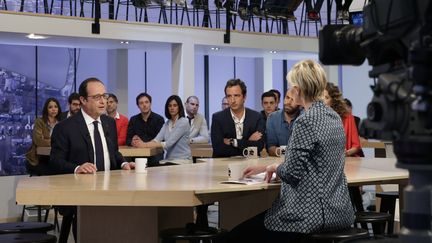 Fran&ccedil;ois Hollande r&eacute;pond aux questions de Ma&iuml;tena Biraben, le 19 avril 2015, sur le plateau de Canal+.&nbsp; (PHILIPPE WOJAZER / AFP)