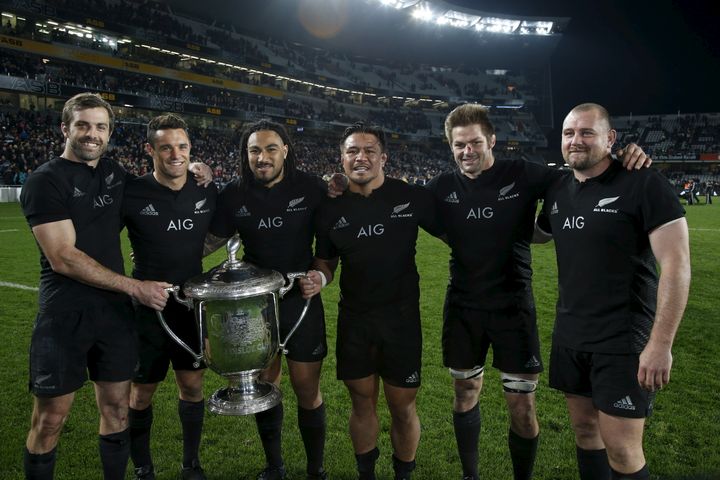 &nbsp; (Les All Blacks brandissant la Bledisloe cup, un derby australo-néo-zélandais, à Auckland cet été. © REUTERS/Nigel Marple)