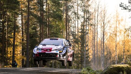 Sébastien Ogier et son copilote Julien Ingrassia dans leur Toyota lors du rallye de Finlande, du 1 au 3 octobre 2021, où&nbsp;ils ont terminé à la cinquième place. (NIKOS KATIKIS / NIKOS KATIKIS)