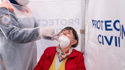 Un test PCR réalisé à Broons (Côte d'Armor), le 5 mai 2021.&nbsp; (MARTIN BERTRAND / HANS LUCAS / AFP)