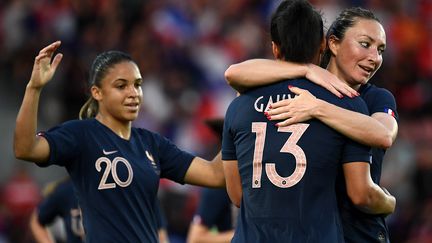 Valérie Gauvin (de dos) est félicitée par Gaétane Thiney après son but marqué lors de la rencontre entre l'équipe de France féminine et l'équipe de Chine sur le stade Dominique-Duvauchelle à Créteil (Val-de-Marne), le 31 mai 2019. (FRANCK FIFE / AFP)