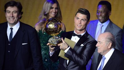 Le footballeur portugais Cristiano Ronaldo re&ccedil;oit le Ballon d'or, le 13 janvier 2014 &agrave; Zurich (Suisse).&nbsp; (OLIVIER MORIN / AFP)