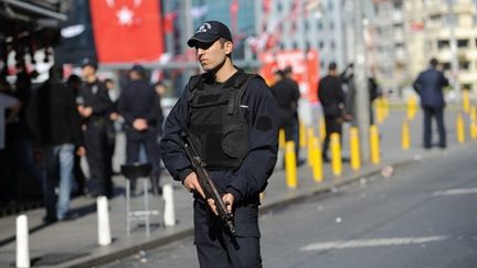 Istanbul, en Turquie, sur l'esplanade de la place de Taksim: un policier monte la garde après l'attentat-suicide. (AFP)