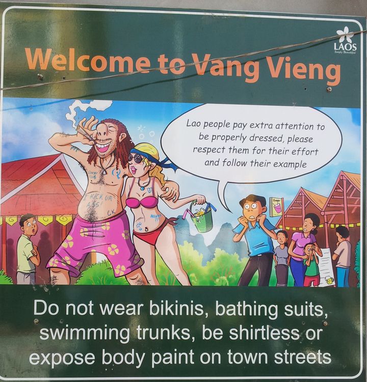 Un panneau d'affichage, dans la ville de Vang Vieng où il est interdit aux touristes de porter des bikinis ou des maillots de bains. "Les Laotiens font très attention au fait d'être habillé de manière décente", peut-on lire.&nbsp; (DR)