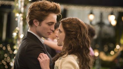 Robert Pattinson et Kristen Stewart dans le premier volet de la saga "Twilight", en 2008.&nbsp; (DDP IMAGES FILMFOTOS / SIPA)