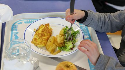 Un enfant mange à la cantine, le 29 janvier 2021 à Roncq (Nord). (MAXPPP)