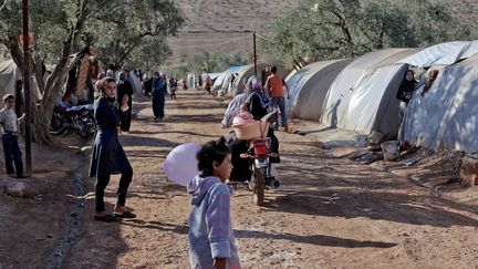 Un camp de r&eacute;fugi&eacute;s &agrave; Idlib, en Syrie, le 4 octobre 2014.&nbsp; (AHMED DEEB / ANADOLU AGENCY)