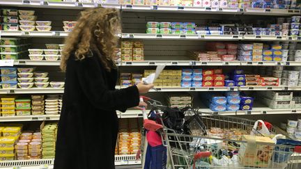 Une femme fait ses courses dans un supermarché, le 25 novembre 2017. (MAXPPP)