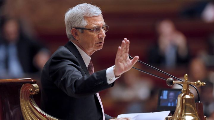 Le pr&eacute;sident de l'Assembl&eacute;e nationale, Claude Bartolone, r&eacute;clame le calme sur les bancs de l'opposition, le 22 mai 2013, lors d'une s&eacute;ance de questions au gouvernement. (PATRICK KOVARIK / AFP)