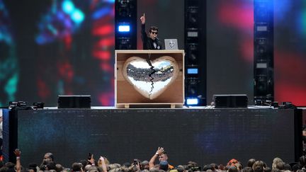 Mark Ronson en DJ set au stade de Wembley, derrière son coeur brisé. (ISABEL INFANTES / MAXPPP)