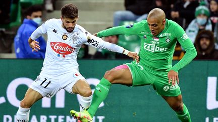 Jimmy Cabot et Wahbi Kazhri au duel lors de la rencontre entre Saint-Etienne et Angers, le 22 octobre 2021 à Geoffroy-Guichard. (PHILIPPE DESMAZES / AFP)