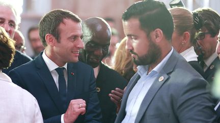 Emmanuel Macron, accompagné d'Alexandre Benalla, lors d'un dîner avec le Conseil français du culte musulman, à la fin du ramadan, le 20 juin 2017. (BENJAMIN CREMEL / AFP)