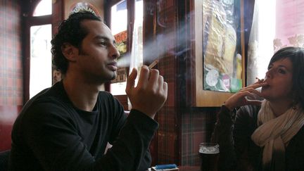 Un homme fume à la table d'un café à Quimper, le 8 octobre 2006. (MAXPPP)