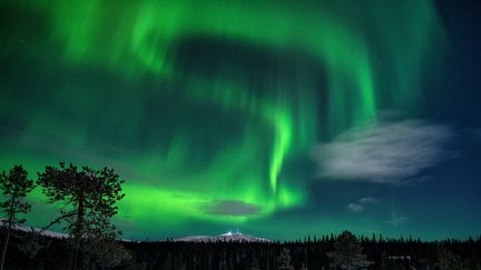 Une aurore boréale dans le ciel de Kolari, en Finlande, le 15 janvier 2022. (IRENE STACHON / LEHTIKUVA)