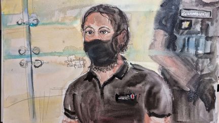 Salah Abdeslam dans le box des accusés lors du procès&nbsp;des attentats du 13-Novembre, à Paris, le 8 septembre 2021. (ELISABTEH DE POURQUERY / FRANCE TELEVISIONS)