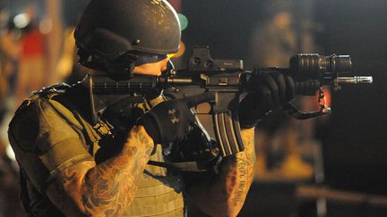 Un agent des forces de l'ordre pendant une manifestation, le 18 ao&ucirc;t 2014. (MICHAEL B. THOMAS / AFP)