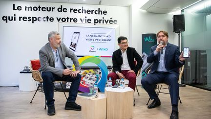 Conférence de presse de Wiko et de Qwant pour la présentation du smartphone&nbsp;View2 Pro Qwant. Tristan Nitot, vice président de Qwant (gauche), Julien Hoang,&nbsp;vice président de Wiko (centre) et Eric Léandri, directeur général de Qwant (droite) à Paris, le 27 mars 2019. (MAXPPP)