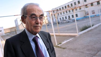 L'ancien pr&eacute;sident du Conseil constitutionnel Robert Badinter visite une prison &agrave; Lezh&euml; (Albanie), le 12 octobre 2011. (GIL FORNET / AFP)