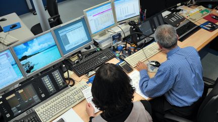 Des employ&eacute;s de l'Agence France Tr&eacute;sor, le 14 d&eacute;cembre 2009, &agrave; Paris. (ERIC PIERMONT / AFP)