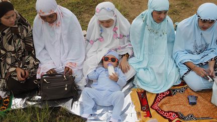 Des femmes prient lors&nbsp;de l'A&iuml;d-el-Fitr qui consacre la fin du mois de Ramadan &agrave; Manille (Indon&eacute;sie), le 19 ao&ucirc;t 2012. (CHERYL RAVELO / REUTERS)