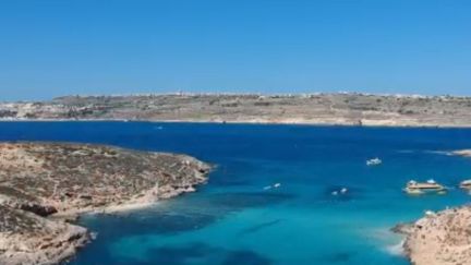 Malgré des paysages à couper le souffle, l'île de Gozo (Malte) reste pour le moment épargnée par le tourisme de masse. Une occasion d'aller faire une pause ensoleillée durant l'hiver. (FRANCE 2)